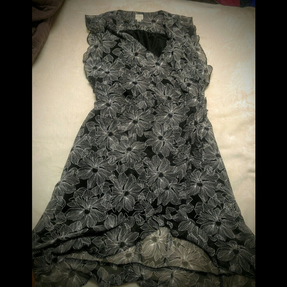 🔴Black & White Flowy Dress